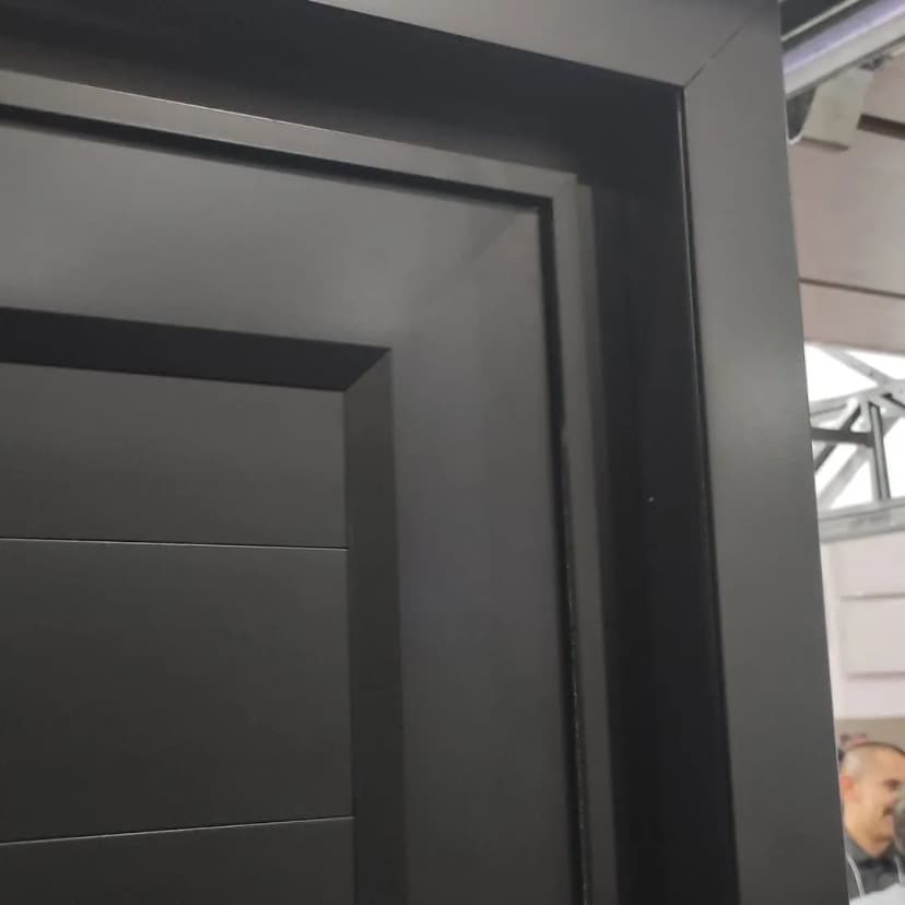 Porta ACM Preta com acabamenteo de qualidade