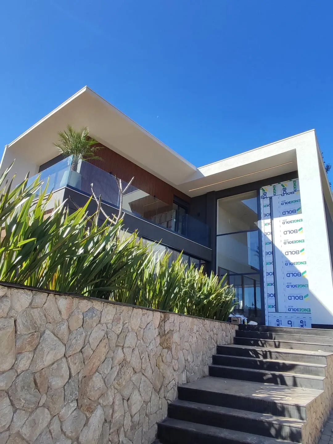 Fachada em vidro e esquadrias de alumínio em obra residencial de alto padrão em BH