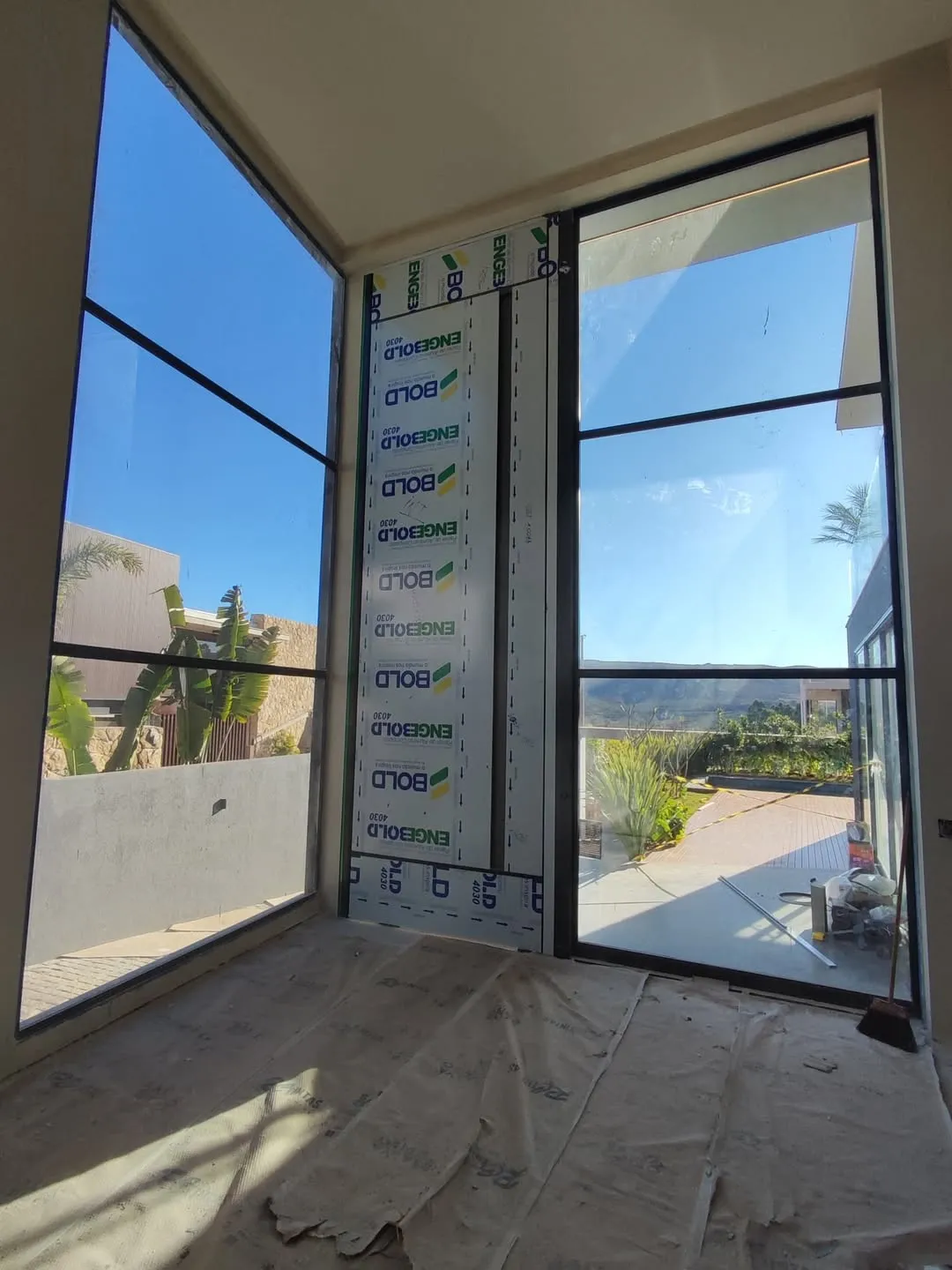 Portas e janelas de alumínio sob medida em residência moderna