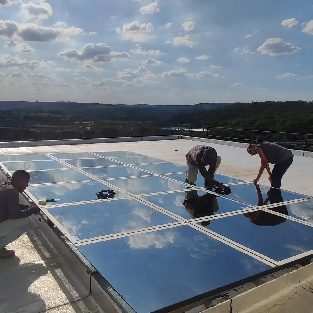 Detalhe de esquadria de alumínio com acabamento premium