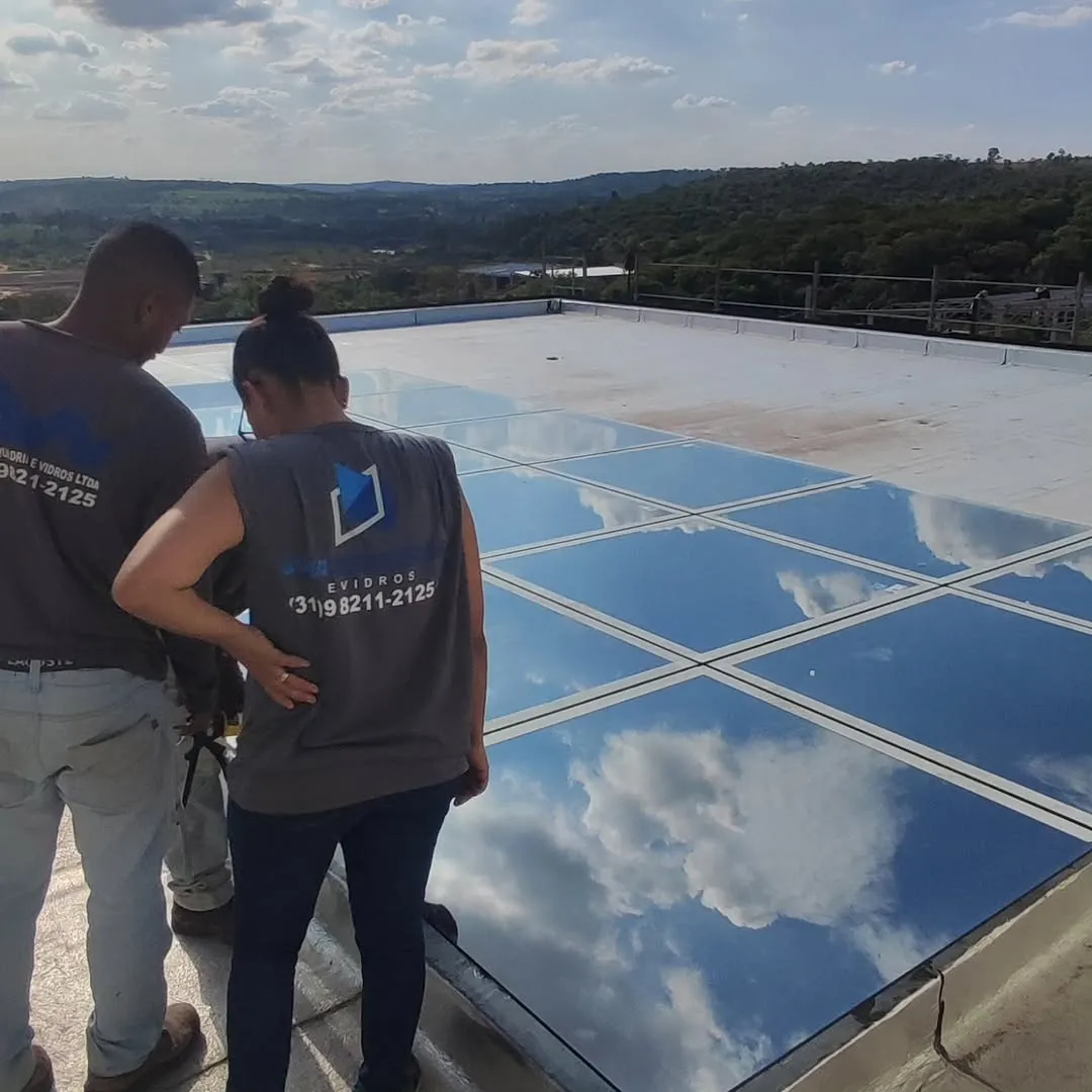 Detalhe de esquadria de alumínio com acabamento premium