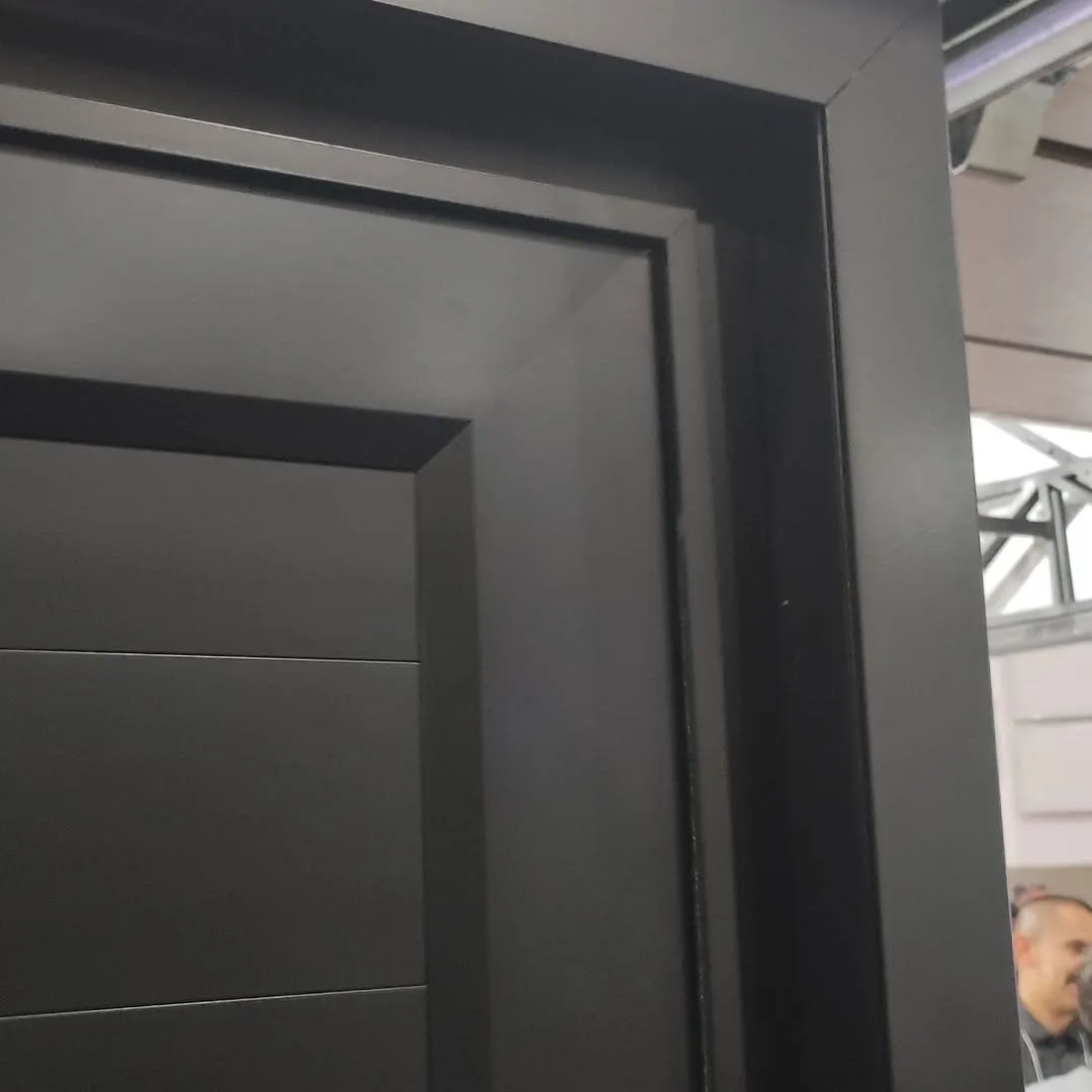 Detalhe de esquadria de alumínio com acabamento premium