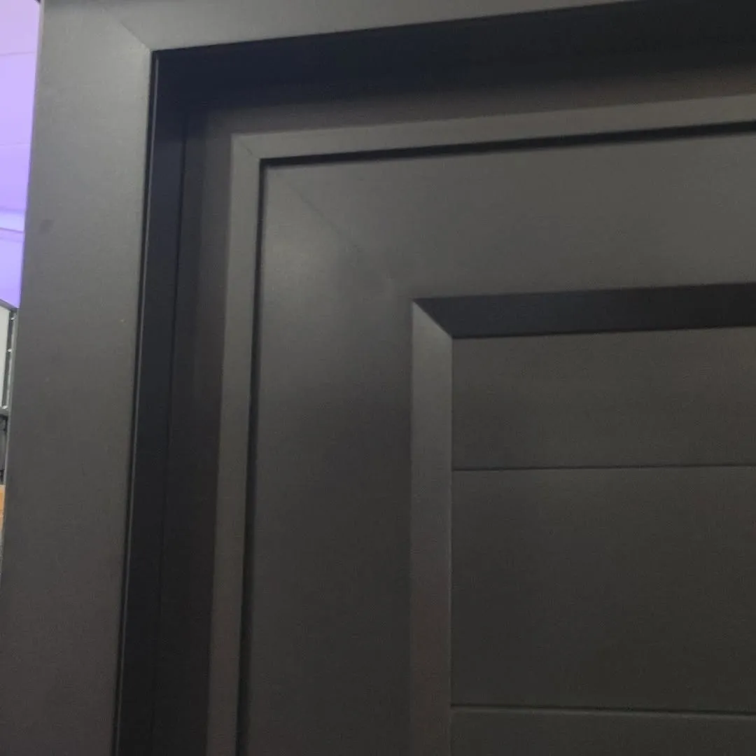 Detalhe de esquadria de alumínio com acabamento premium