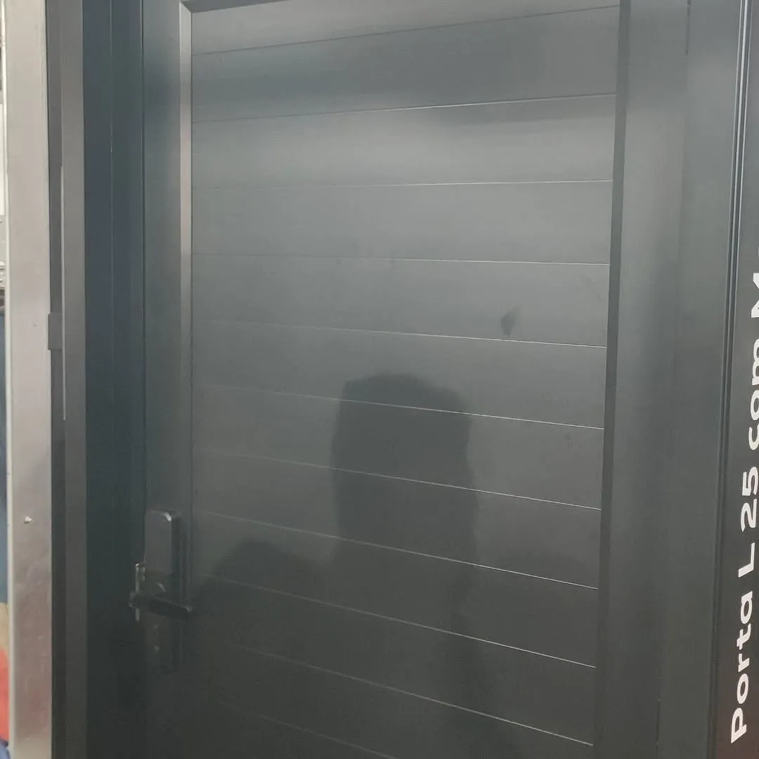 Detalhe de esquadria de alumínio com acabamento premium